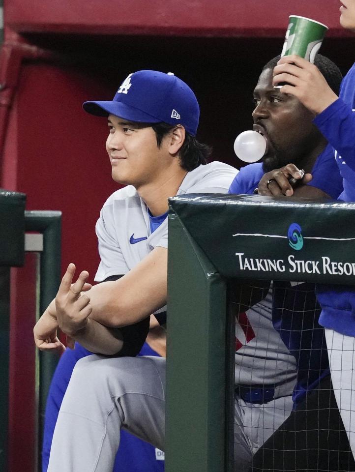 　先発メンバーを外れ、ベンチで控えるドジャース・大谷＝フェニックス（共同）