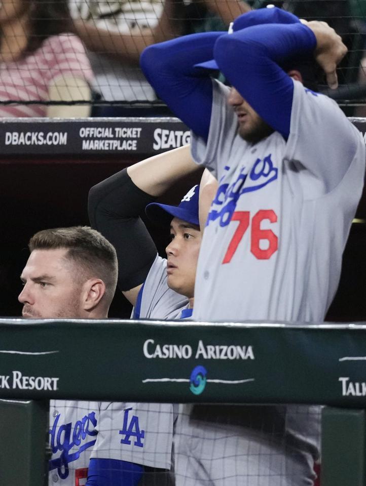 　ダイヤモンドバックス戦の５回、ドジャースのマンシーが相手一塁手と衝突して倒れ、心配する大谷（中央）＝フェニックス（共同）