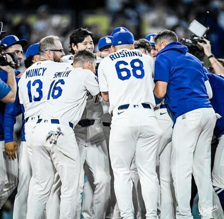 歓喜の輪でフリーマンの頭をたたく大谷（中央左）＝ロサンゼルス・ドジャース提供