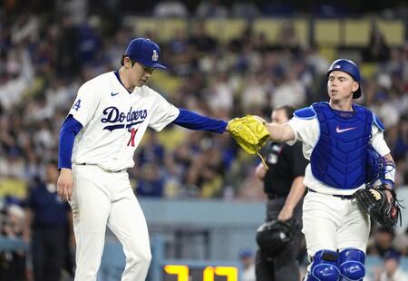 ６回を投げ終え、捕手スミス（右）とタッチを交わす佐々木（共同）