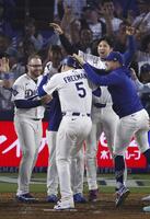 ９回、サヨナラ本塁打を放ったフリーマン（５）を迎える大谷（右奥）らナイン（共同）