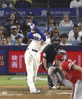 ９回、サヨナラ本塁打を放つフリーマン（共同）