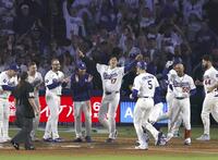 ９回、サヨナラ本塁打を放ったフリーマン（５）を迎える大谷（１７）らナイン（共同）