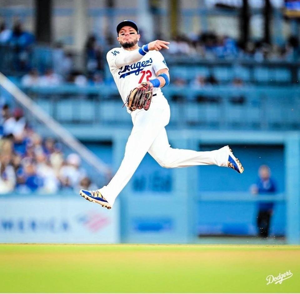 ３回、マドリガルのゴロを完璧に処理したロハス（ロサンゼルス・ドジャース提供）