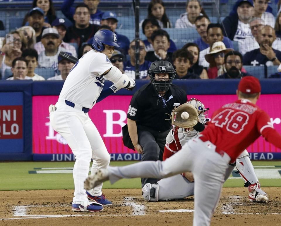 ３回、見逃し三振に倒れる大谷（共同）