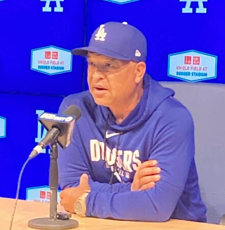 試合前会見でスミスの状態を語るロバーツ監督（撮影・小林信行）