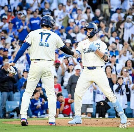 　初回、１４号２ランを放って大谷とタッチをかわすパヘズ（ロサンゼルス・ドジャース提供）