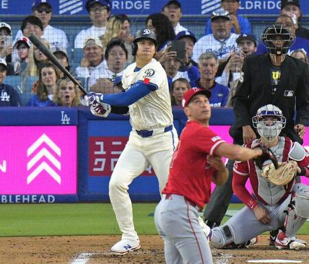 　エンゼルス戦の１回、この回２度目の打席で11号２ランを放つドジャース・大谷＝ロサンゼルス（共同）