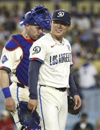 　エンゼルス戦の８回を投げ終え、笑顔でベンチに戻るドジャース・山本。左は捕手ラッシング＝ロサンゼルス（共同）