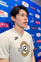 試合後、報道陣の質問に答える佐々木（撮影・小林信行）