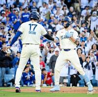　初回、１４号２ランを放って大谷とタッチをかわすパヘズ（ロサンゼルス・ドジャース提供）