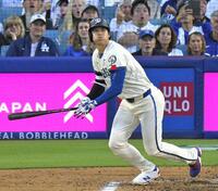 　エンゼルス戦の１回、この回２度目の打席で11号２ランを放つドジャース・大谷＝ロサンゼルス（共同）