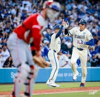 １回、１１号２ランを放ち三塁ベースコーチとタッチをかわす大谷（ロサンゼルス・ドジャース提供）