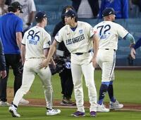 　エンゼルスに勝利し、チームメートとタッチを交わすドジャース・大谷＝ロサンゼルス（共同）
