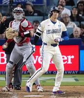 　エンゼルス戦の３回、空振り三振に倒れたドジャース・大谷＝ロサンゼルス（共同）