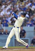 　エンゼルス戦の１回、この回２度目の打席で11号２ランを放つドジャース・大谷＝ロサンゼルス（ゲッティ＝共同）