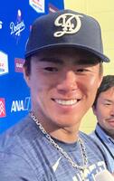 　試合後、報道陣の質問に答える山本（撮影・小林信行）