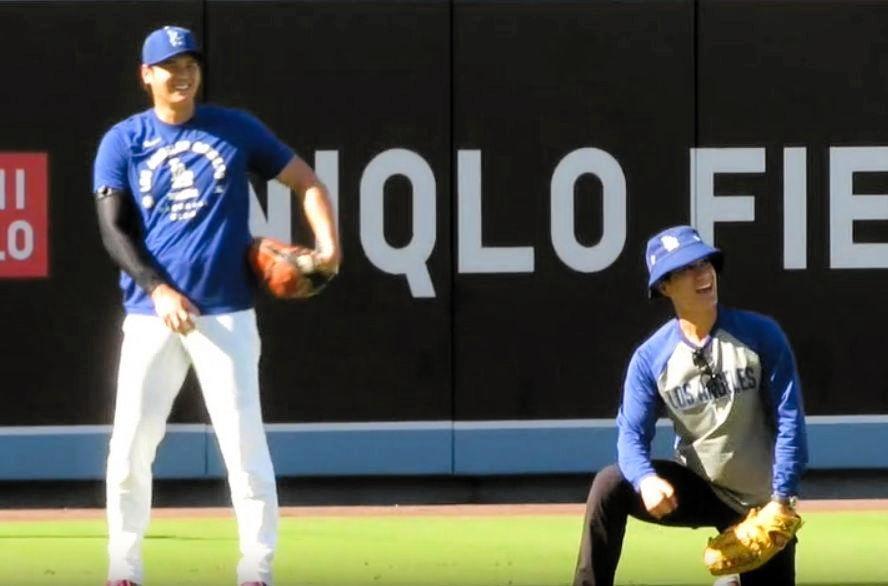 アイアトン通訳のファインプレーに声をあげて喜ぶ大谷翔平（撮影・小林信行）