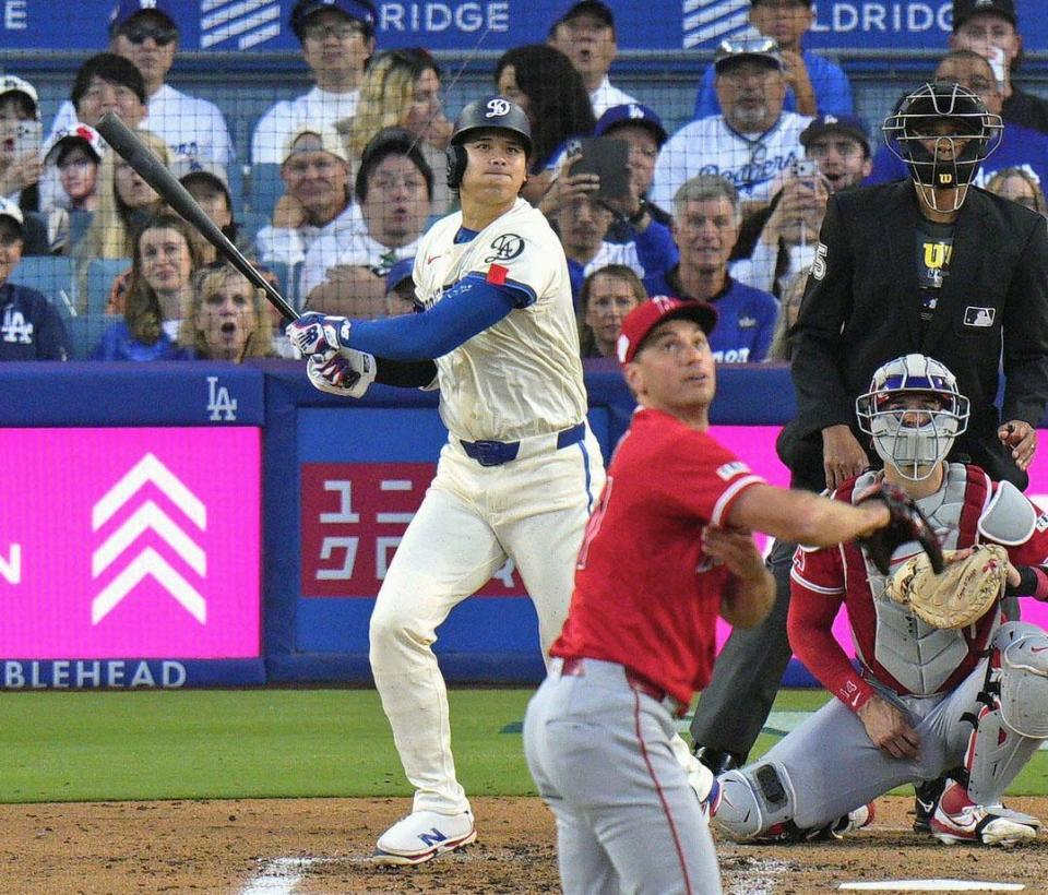 　エンゼルス戦の１回、この回２度目の打席で11号２ランを放つドジャース・大谷＝ロサンゼルス（共同）