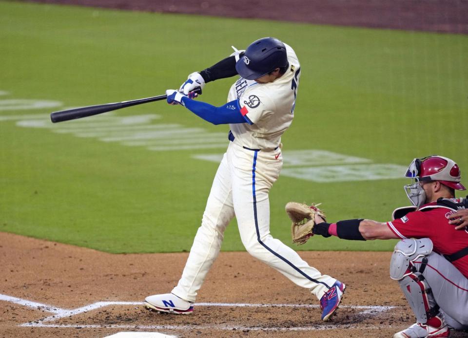 　エンゼルス戦の１回、この回２度目の打席で11号２ランを放つドジャース・大谷＝ロサンゼルス（共同）