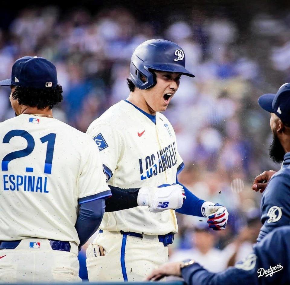 １回、１１号２ランを放ちベンチで雄たけびをあげる大谷（ロサンゼルス・ドジャース提供）