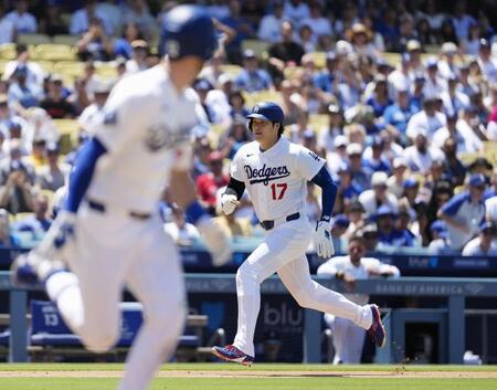 　エンゼルス戦の３回、後続の内野ゴロの間に本塁へ向かう大谷＝ロサンゼルス（共同）