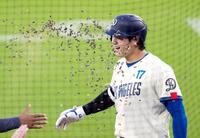 　ベンチ前で祝福を受ける大谷（共同）