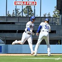 ５回、３ランを放ちダイヤモンドを一周するラッシング（左）＝ロサンゼルス・ドジャース提供