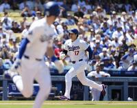 　エンゼルス戦の３回、後続の内野ゴロの間に本塁へ向かう大谷＝ロサンゼルス（共同）