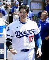 　エンゼルス戦の５回、ベンチで笑顔を見せる大谷＝ロサンゼルス（共同）