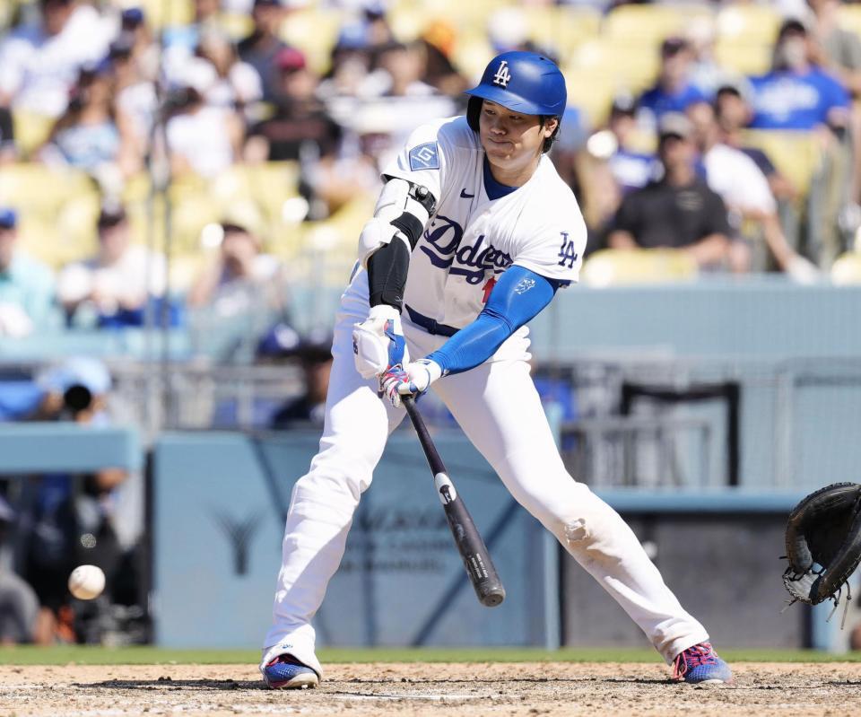 　エンゼルス戦の７回、三塁へ内野安打を放つ大谷＝ロサンゼルス（共同）