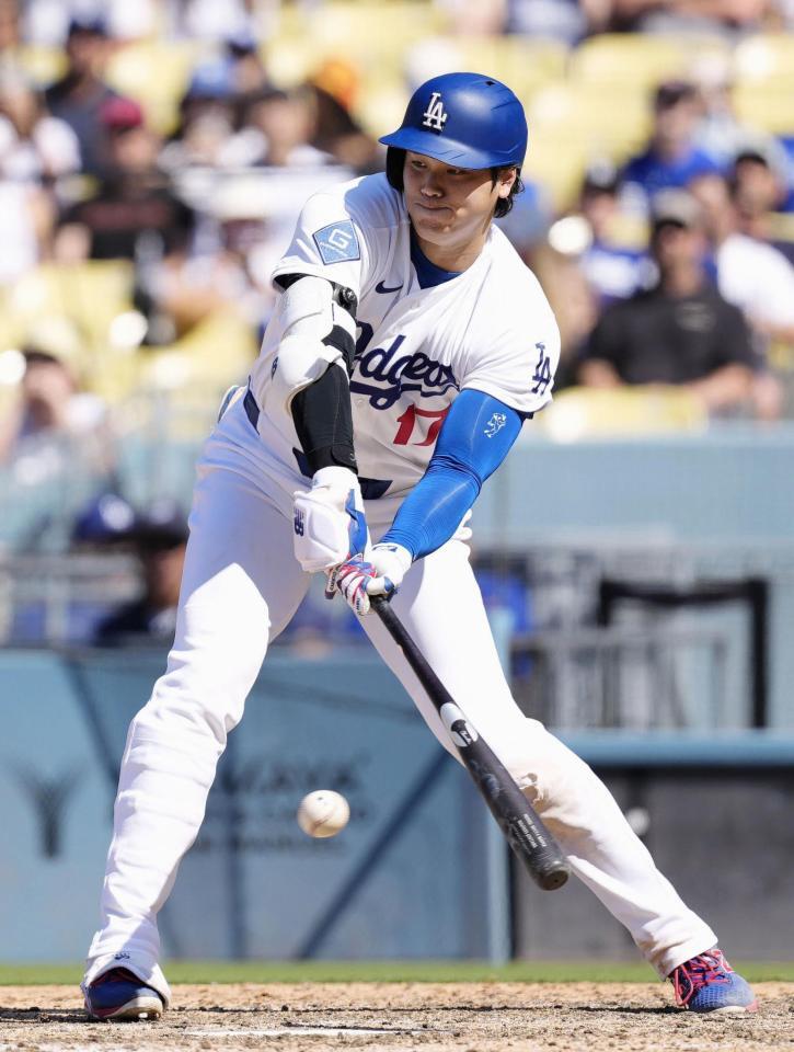 　エンゼルス戦の７回、三塁へ内野安打を放つ大谷＝ロサンゼルス（共同）