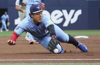 ３回、ガルシアの打球に飛びつく岡本（ゲッティ＝共同）