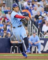 ４回、二塁へ送球する岡本（カナダ通信・ＡＰ＝共同）