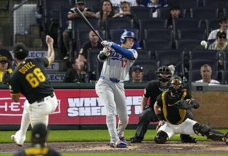 　パイレーツ戦の７回、適時二塁打を放つドジャース・大谷＝ピッツバーグ（共同）