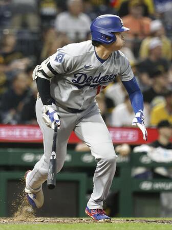 　パイレーツ戦の７回、適時二塁打を放つドジャース・大谷＝ピッツバーグ（共同）