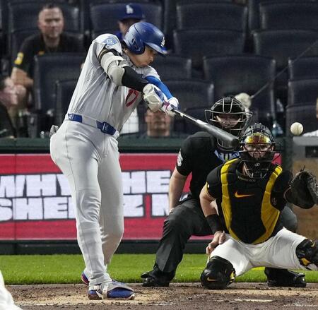 　パイレーツ戦の７回、適時二塁打を放つドジャース・大谷＝ピッツバーグ（共同）