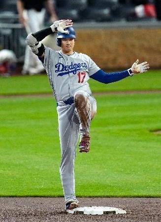 　パイレーツ戦の７回、適時二塁打を放ちポーズをとるドジャース・大谷＝ピッツバーグ（共同）