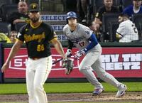 　パイレーツ戦の７回、適時二塁打を放つドジャース・大谷＝ピッツバーグ（共同）