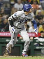 　パイレーツ戦の７回、適時二塁打を放つドジャース・大谷＝ピッツバーグ（共同）