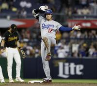 　パイレーツ戦の７回、適時二塁打を放ちポーズをとるドジャース・大谷＝ピッツバーグ（共同）