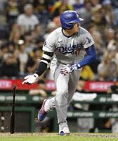 　パイレーツ戦の７回、適時二塁打を放ったドジャース・大谷＝ピッツバーグ（共同）