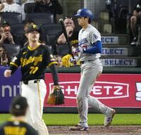 　パイレーツ戦の７回、この回２度目の打席で、押し出し四球を選ぶドジャース・大谷＝ピッツバーグ（共同）