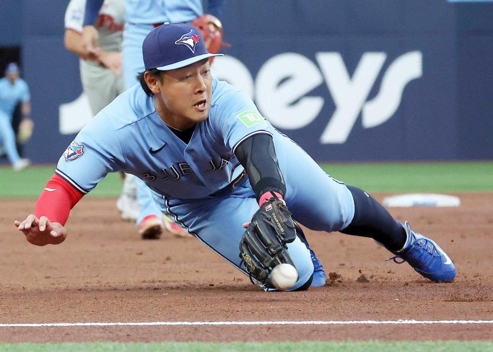 　３回、ガルシアの打球に飛びつくブルージェイズ・岡本（ゲッティ＝共同）