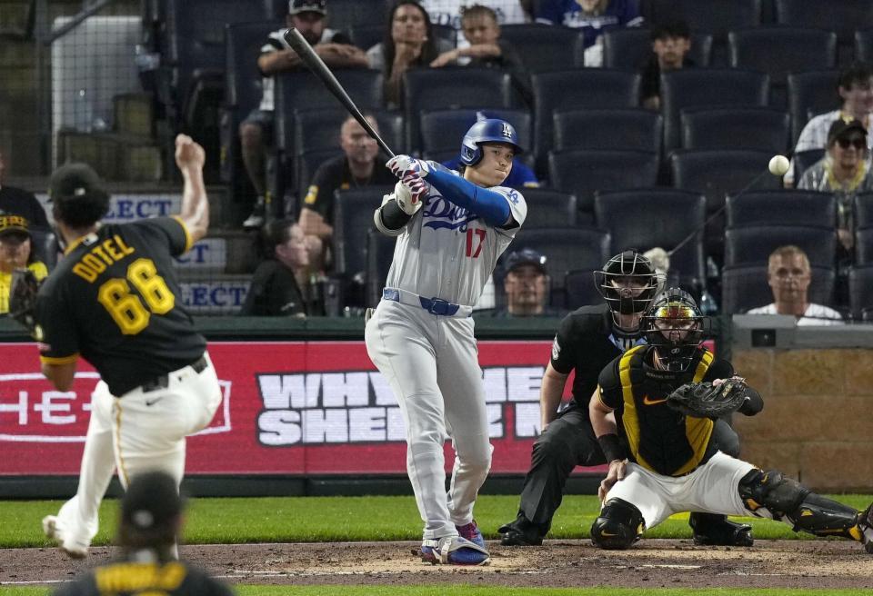 　パイレーツ戦の７回、適時二塁打を放つドジャース・大谷＝ピッツバーグ（共同）