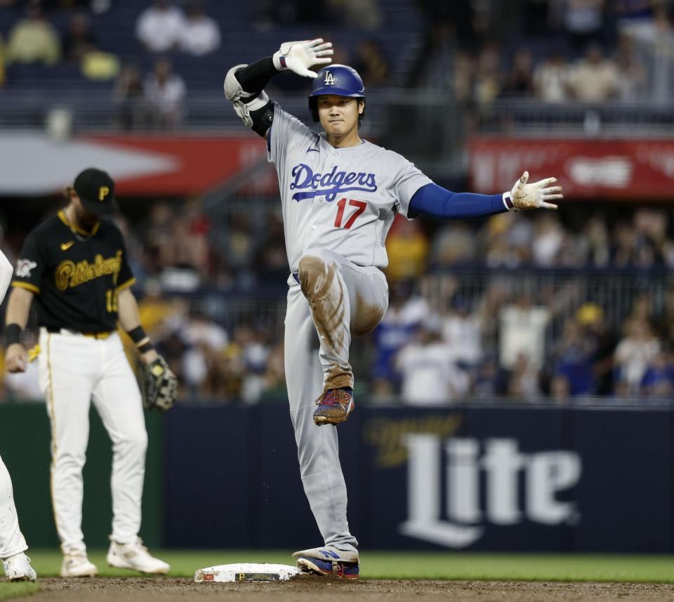 　パイレーツ戦の７回、適時二塁打を放ちポーズをとるドジャース・大谷＝ピッツバーグ（共同）