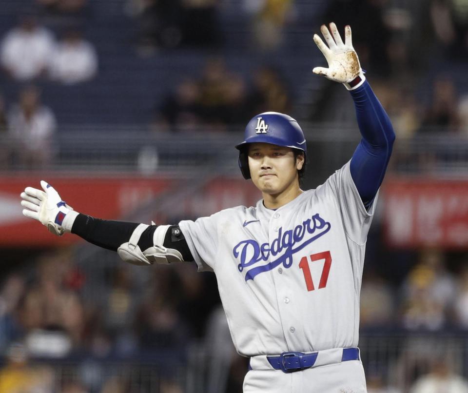 　パイレーツ戦の７回、適時二塁打を放ちポーズをとるドジャース・大谷＝ピッツバーグ（共同）