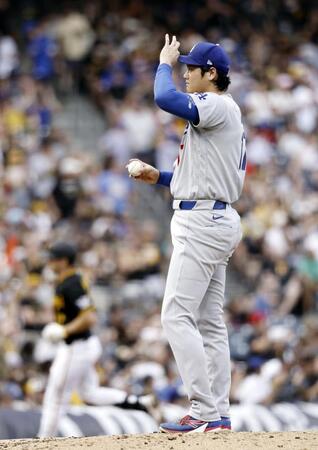 パイレーツ戦の４回、カリハン（奥）にソロ本塁打を浴びた大谷（共同）