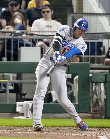 ９回、１２号２ランを放つ大谷（共同）