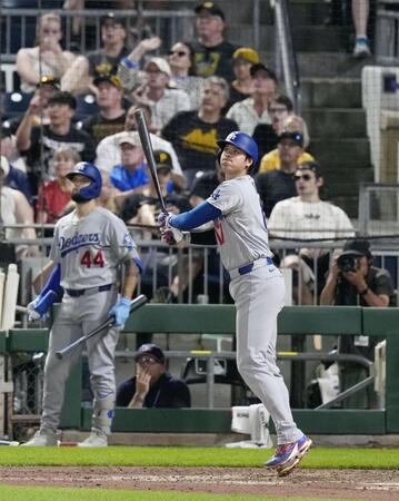 ９回、１２号２ランを放つ大谷（共同）
